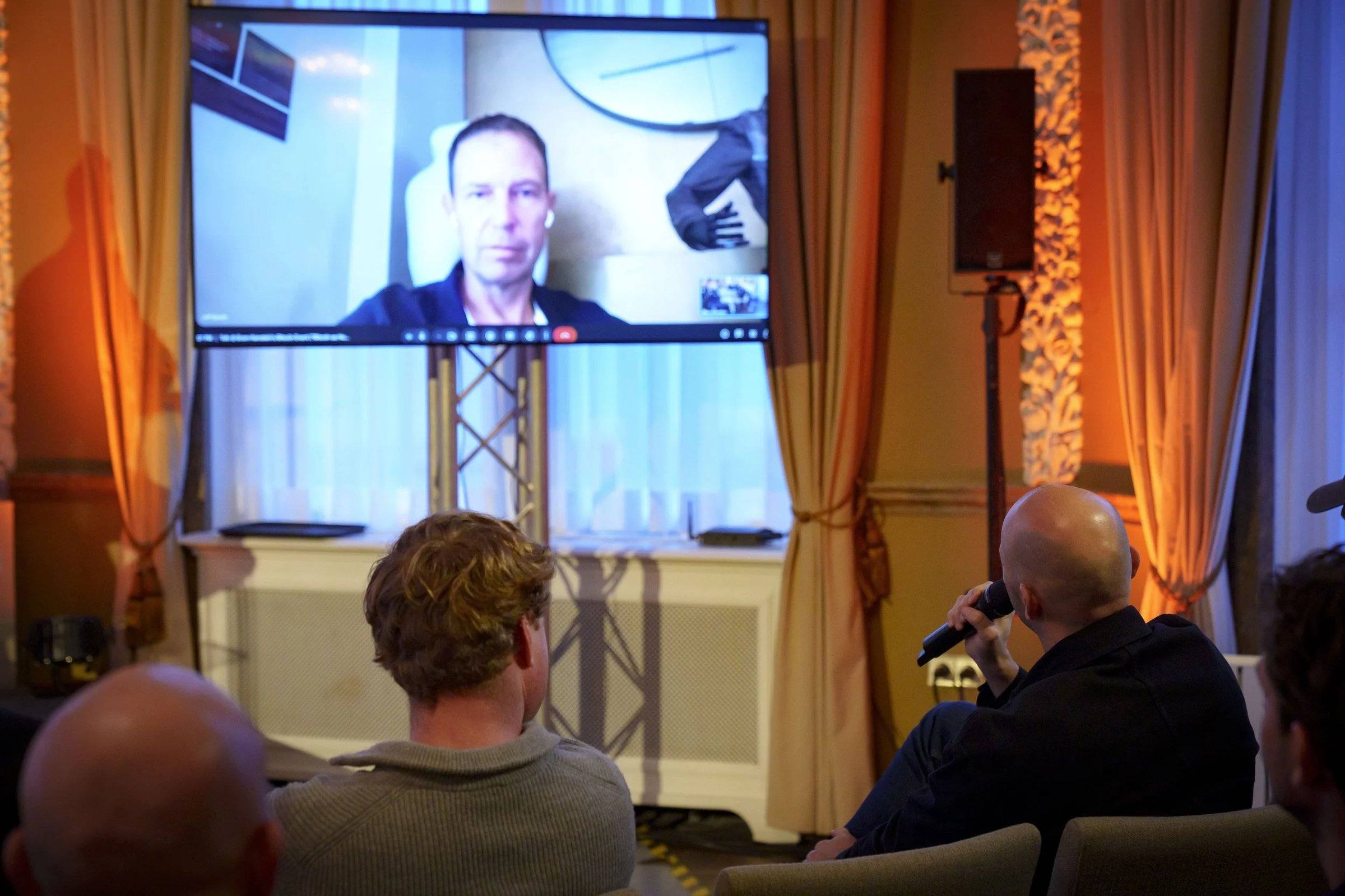 Keynote op een groot scherm tijdens Connect